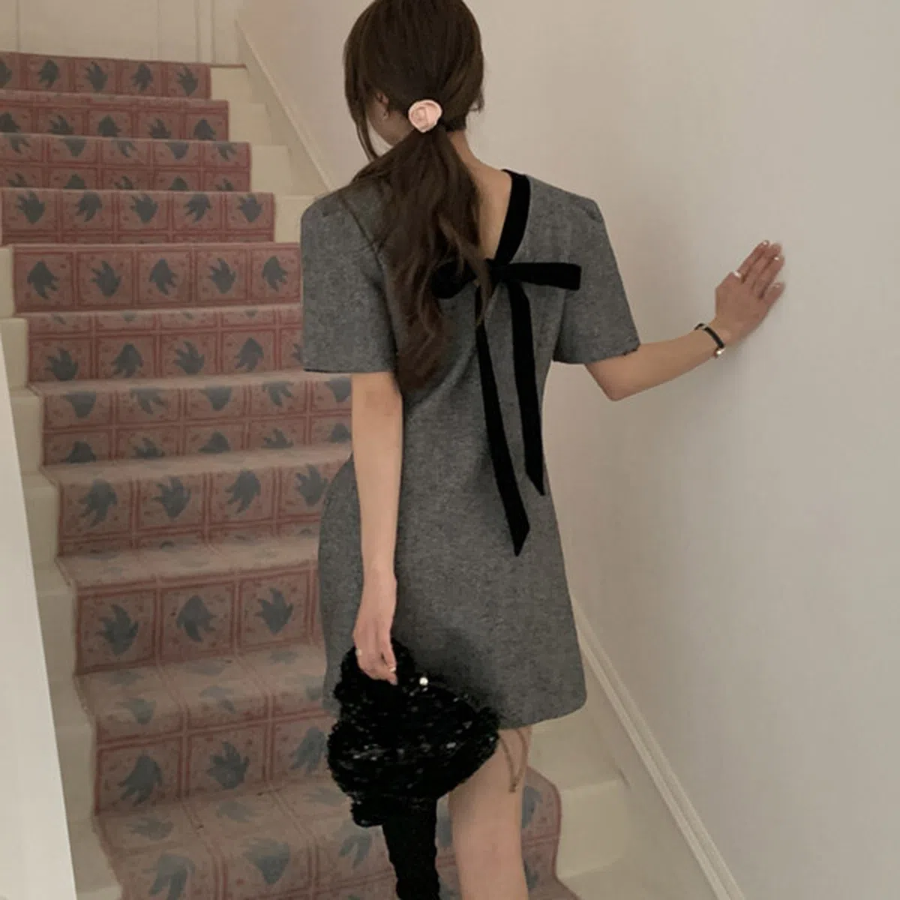 Мини-платье с бантом и короткими рукавами в классическом стиле