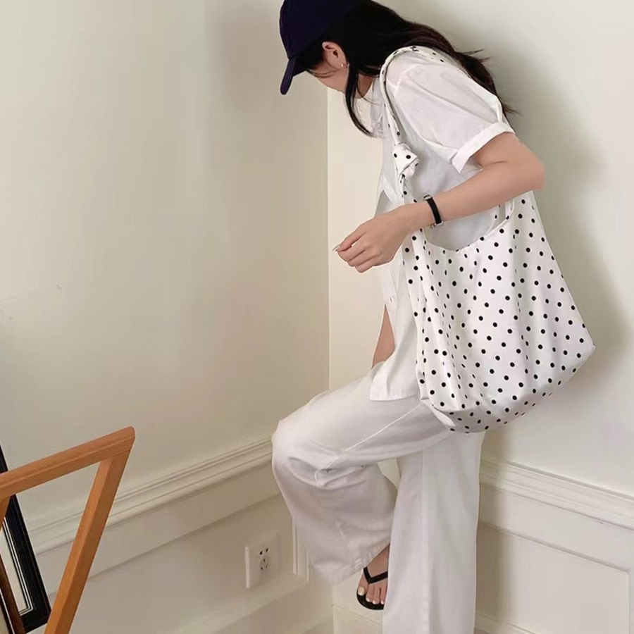 Эко-сумка с принтом в горошек и застёжкой на кнопку — повседневная лёгкость с винтажным акцентом