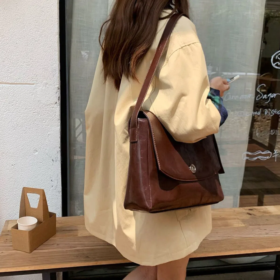 Big Square Leather Crossbody Bag — большая кожаная сумка в деловом стиле