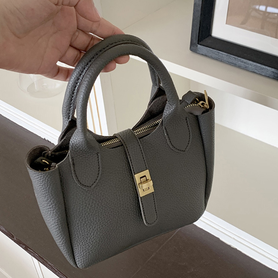 Daily Cross Bucket Bag — вместительная и практичная сумка-ведро для повседневного использования