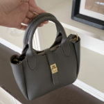 Daily Cross Bucket Bag — вместительная и практичная сумка-ведро для повседневного использования