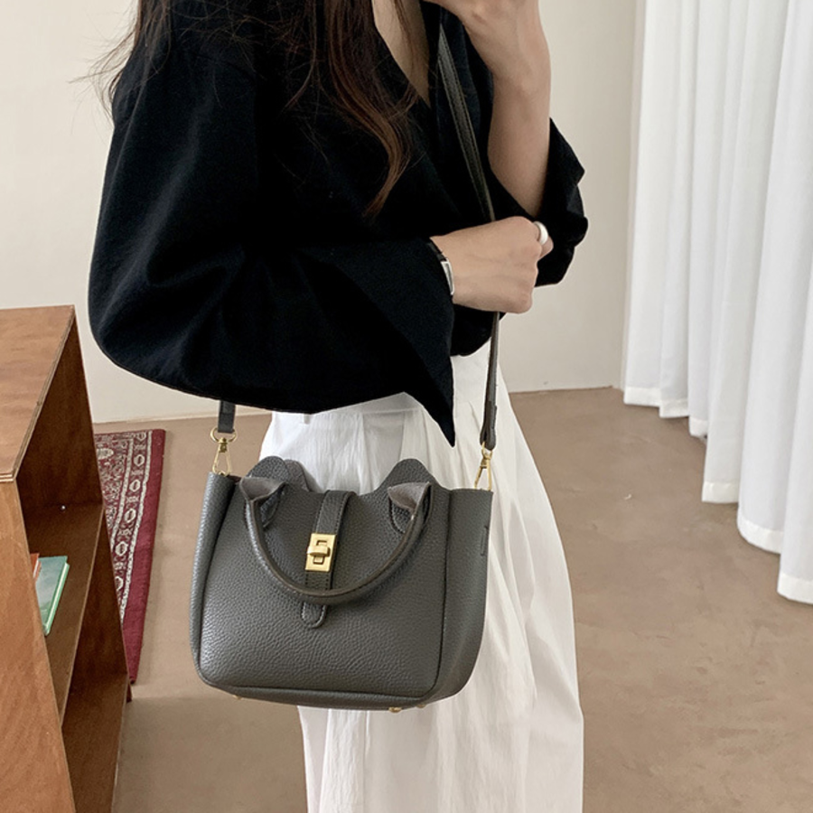 Daily Cross Bucket Bag — вместительная и практичная сумка-ведро для повседневного использования