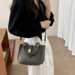 Daily Cross Bucket Bag — вместительная и практичная сумка-ведро для повседневного использования