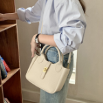 Daily Cross Bucket Bag — вместительная и практичная сумка-ведро для повседневного использования