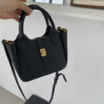 Daily Cross Bucket Bag — вместительная и практичная сумка-ведро для повседневного использования