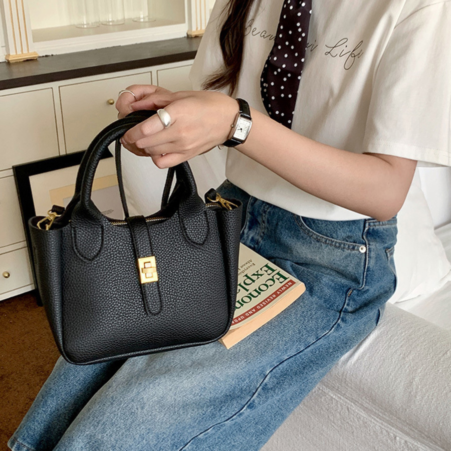 Daily Cross Bucket Bag — вместительная и практичная сумка-ведро для повседневного использования