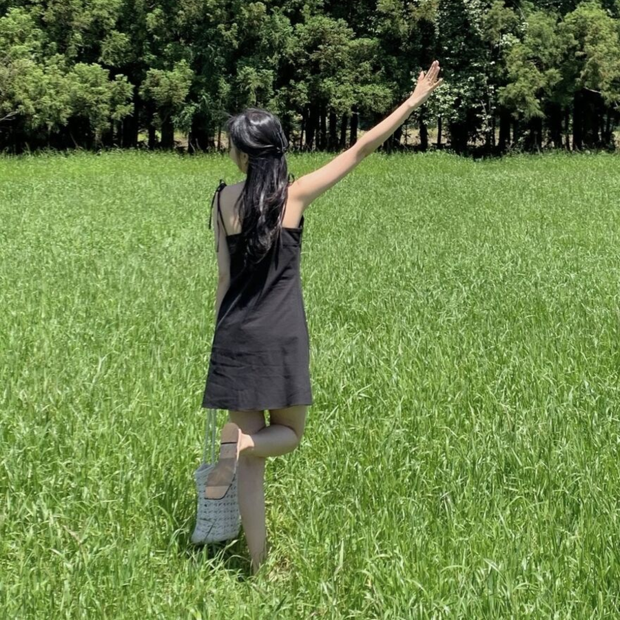 Льняное мини-платье-комбинация с бретелями и бантом