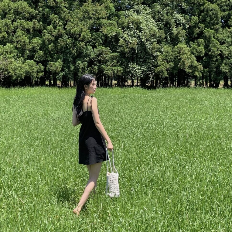 Льняное мини-платье-комбинация с бретелями и бантом