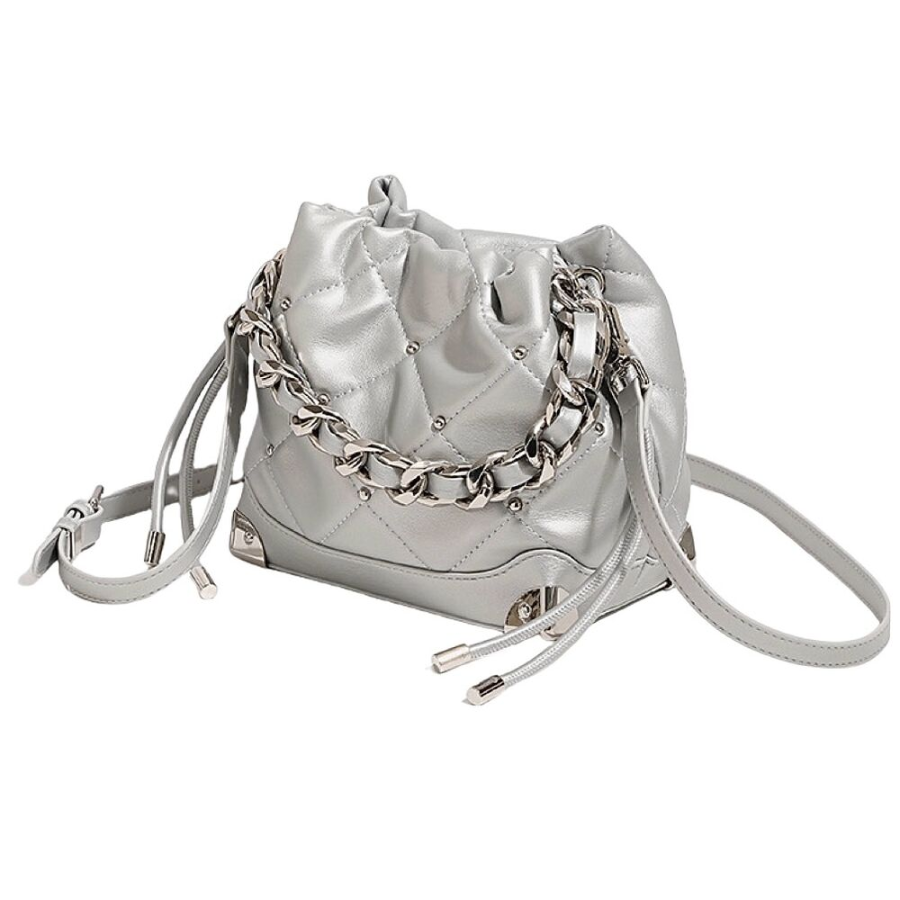 Quilted Chain Crossbody Bag — компактная и изящная стёганая сумка с цепочным ремнём