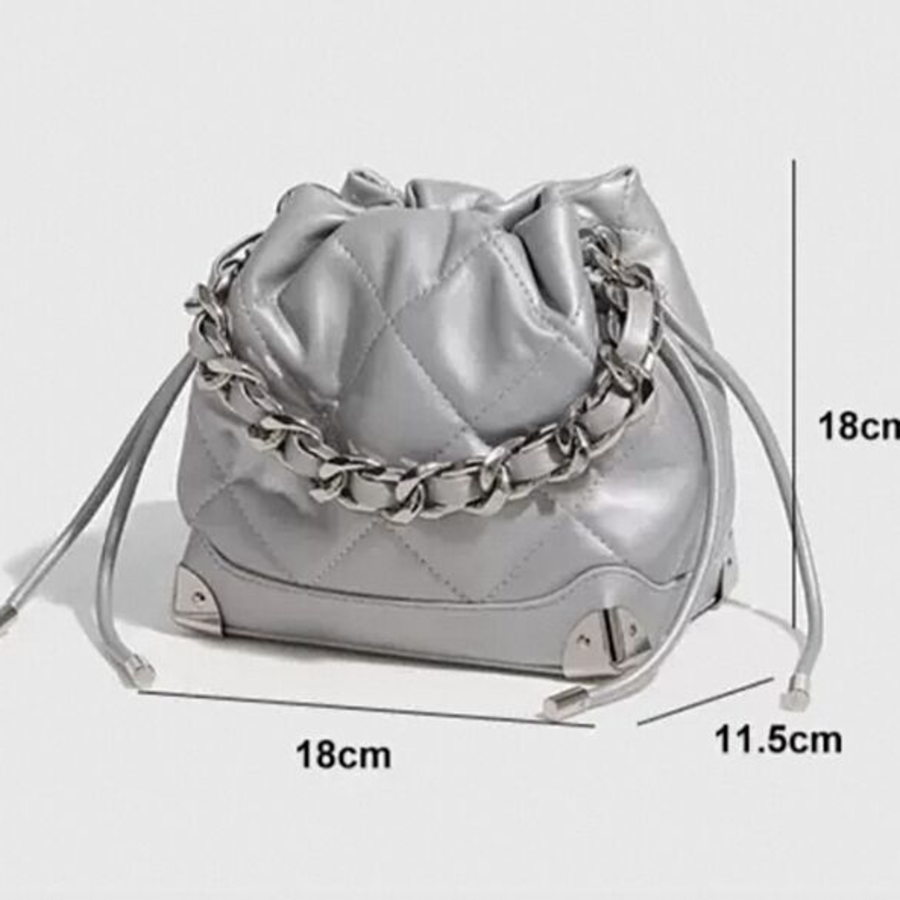 Quilted Chain Crossbody Bag — компактная и изящная стёганая сумка с цепочным ремнём