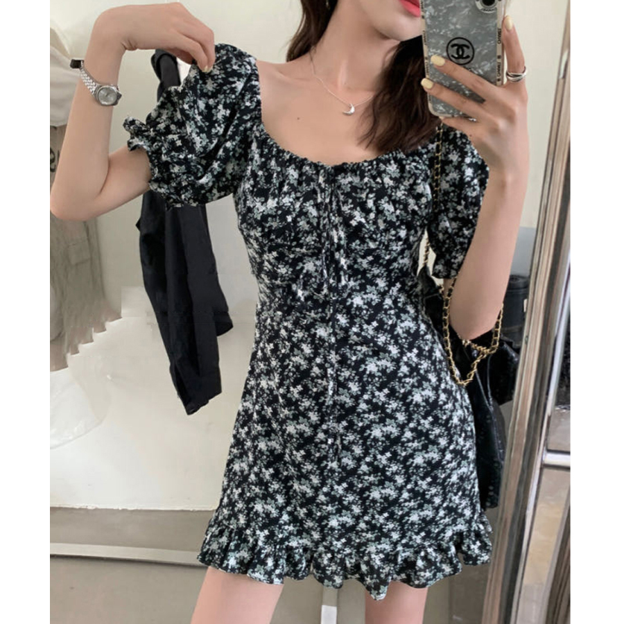 Цветочное летнее мини-платье с подчёркнутой талией и пышными рукавами