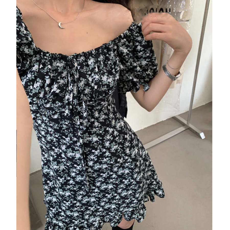 Цветочное летнее мини-платье с подчёркнутой талией и пышными рукавами