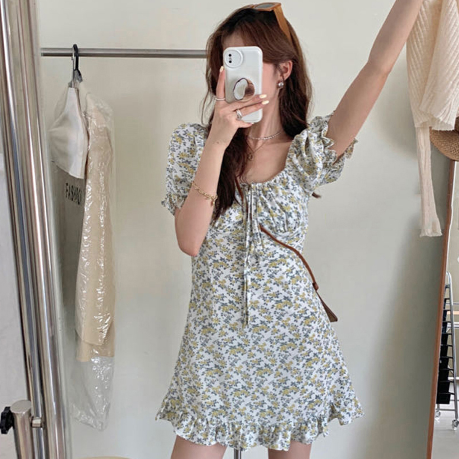 Цветочное летнее мини-платье с подчёркнутой талией и пышными рукавами