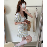 Цветочное летнее мини-платье с подчёркнутой талией и пышными рукавами