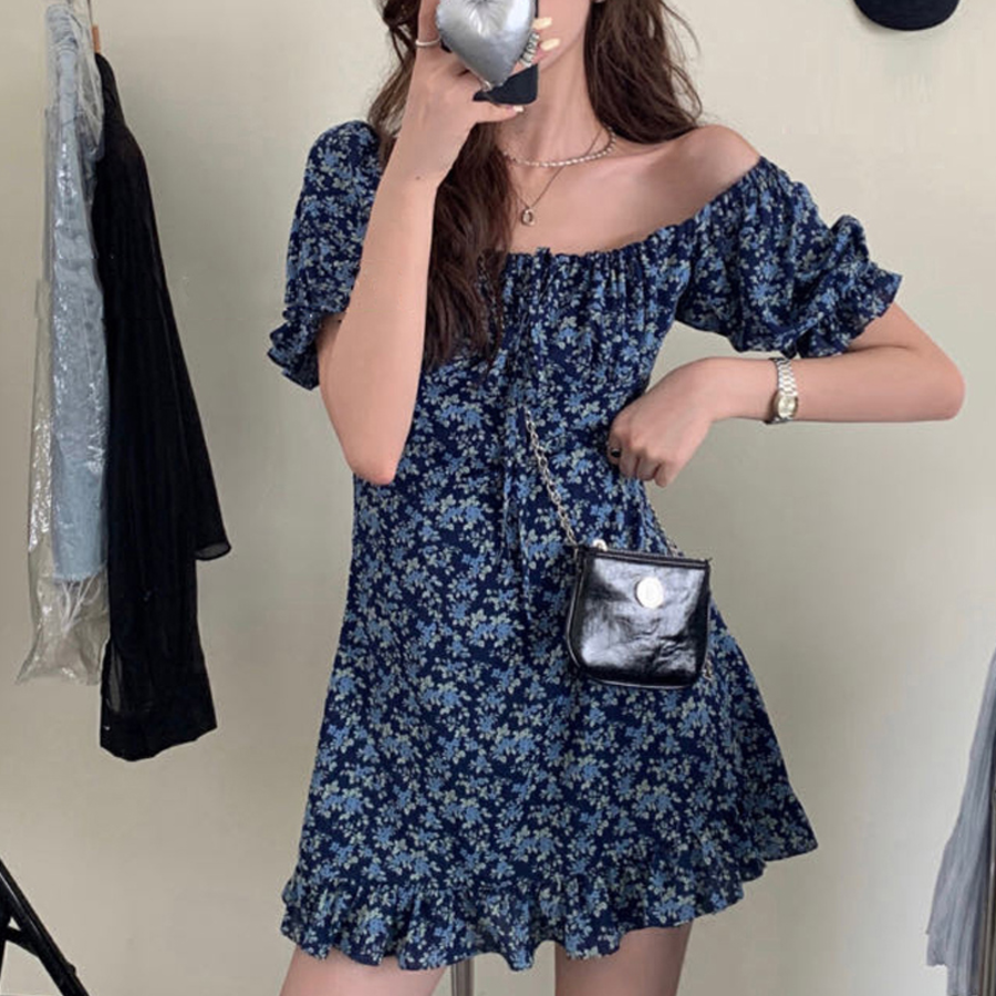 Цветочное летнее мини-платье с подчёркнутой талией и пышными рукавами