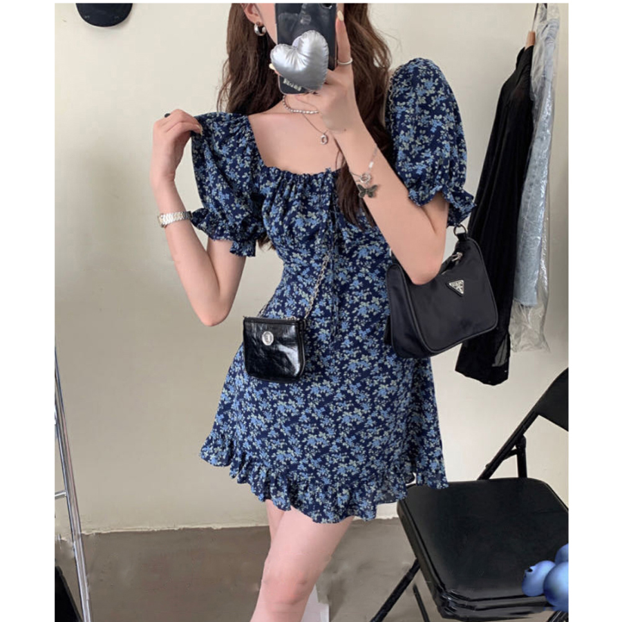 Цветочное летнее мини-платье с подчёркнутой талией и пышными рукавами