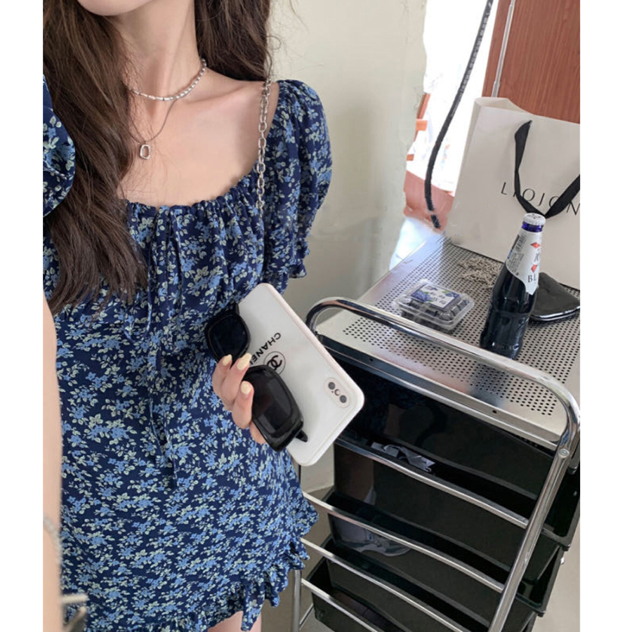 Цветочное летнее мини-платье с подчёркнутой талией и пышными рукавами