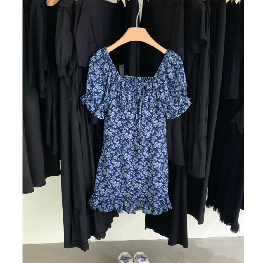 Цветочное летнее мини-платье с подчёркнутой талией и пышными рукавами