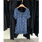 Цветочное летнее мини-платье с подчёркнутой талией и пышными рукавами