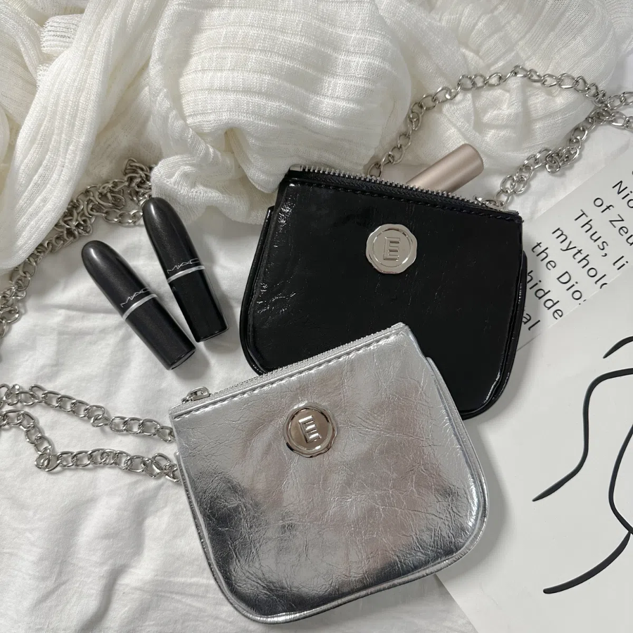 Mute Silver Black Mini Chain Crossbody Bag — лаконичная мини-сумка с серебристой цепочкой