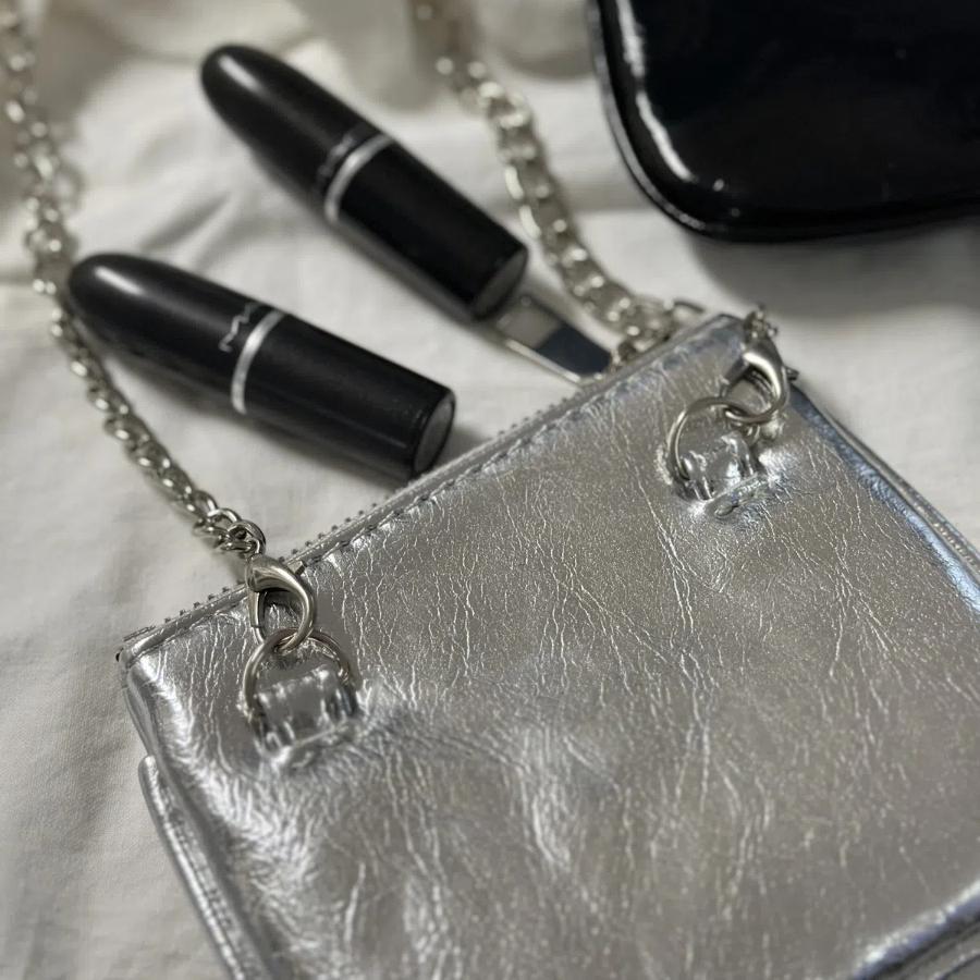 Mute Silver Black Mini Chain Crossbody Bag — лаконичная мини-сумка с серебристой цепочкой