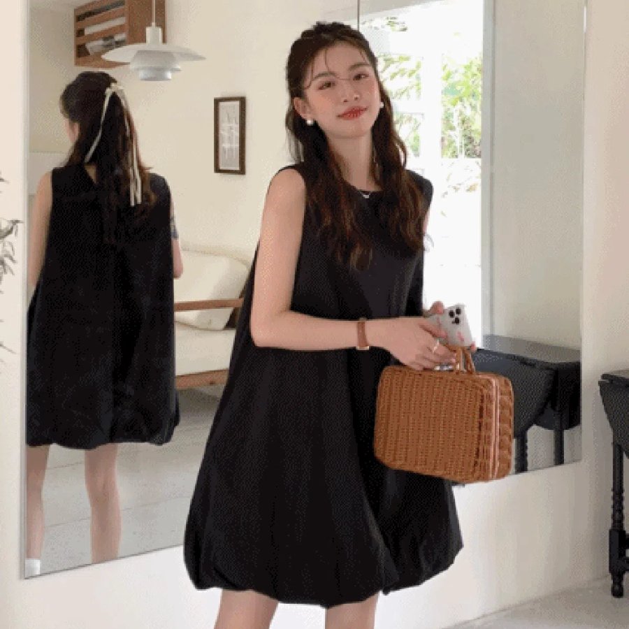 Мини-платье без рукавов с силуэтом baby doll и объёмной юбкой