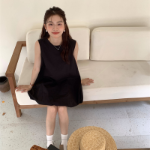 Мини-платье без рукавов с силуэтом baby doll и объёмной юбкой