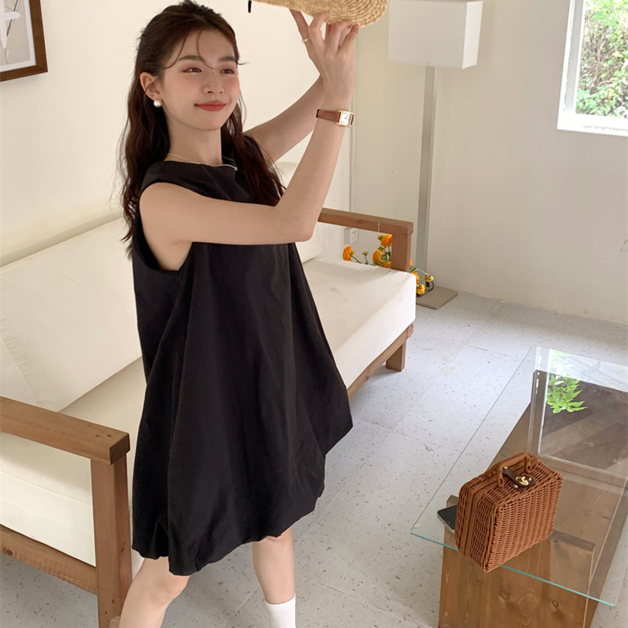 Мини-платье без рукавов с силуэтом baby doll и объёмной юбкой