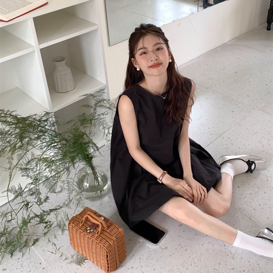 Мини-платье без рукавов с силуэтом baby doll и объёмной юбкой