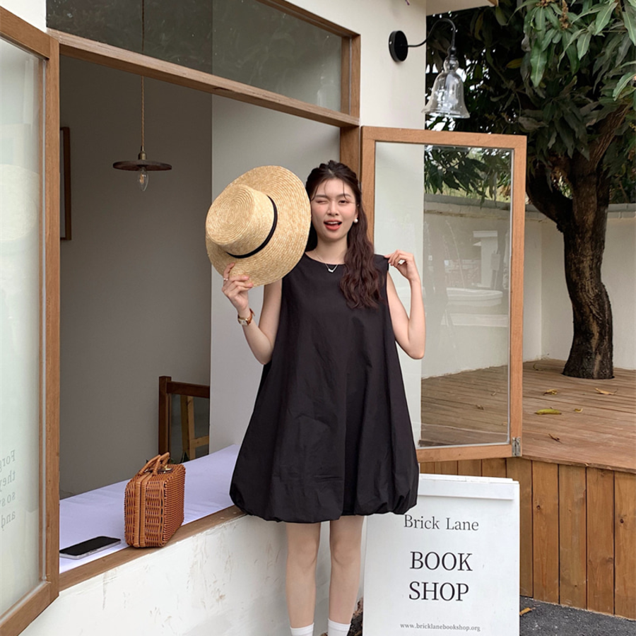 Мини-платье без рукавов с силуэтом baby doll и объёмной юбкой