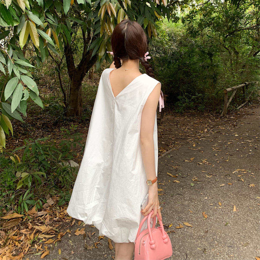 Мини-платье без рукавов с силуэтом baby doll и объёмной юбкой