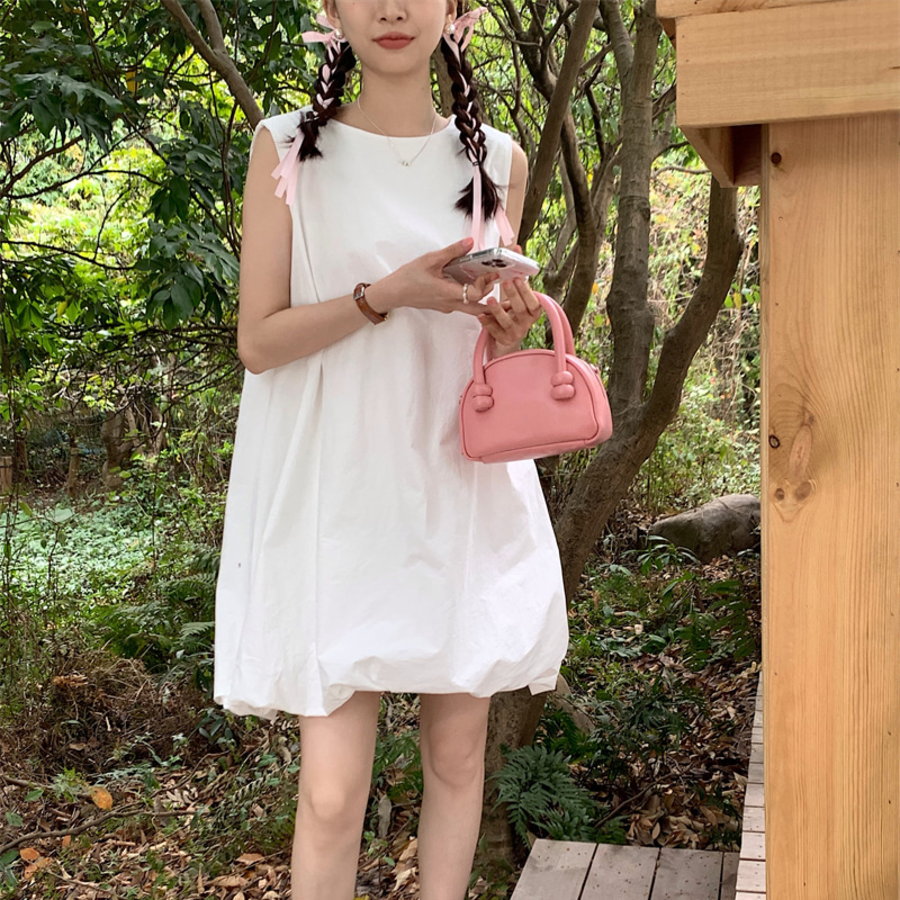 Мини-платье без рукавов с силуэтом baby doll и объёмной юбкой