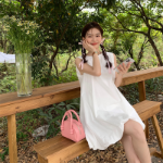 Мини-платье без рукавов с силуэтом baby doll и объёмной юбкой