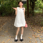 Мини-платье без рукавов с силуэтом baby doll и объёмной юбкой