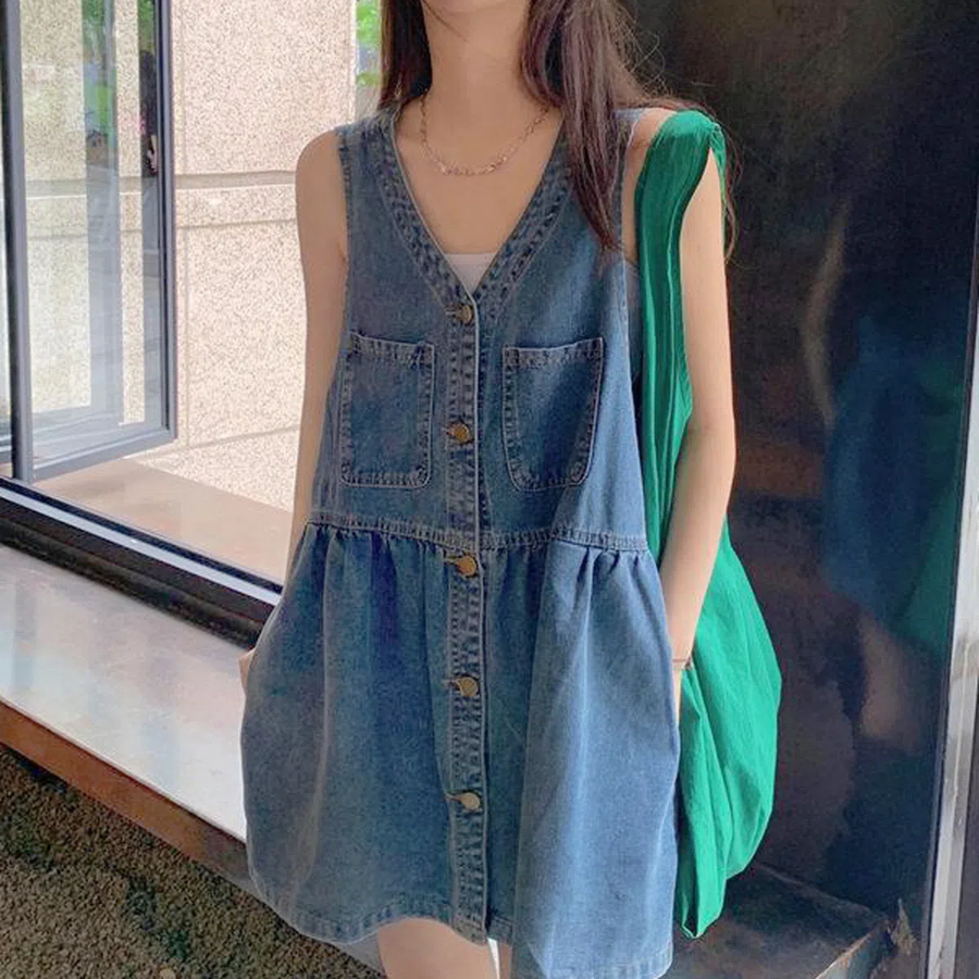 Мини-платье из денима без рукавов с V-образным вырезом и эффектом многослойности