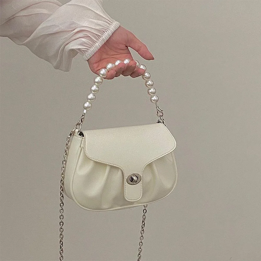 Mini Pearl Shirring Hobo Bag — миниатюрная сумка-хобо с жемчужной цепочкой