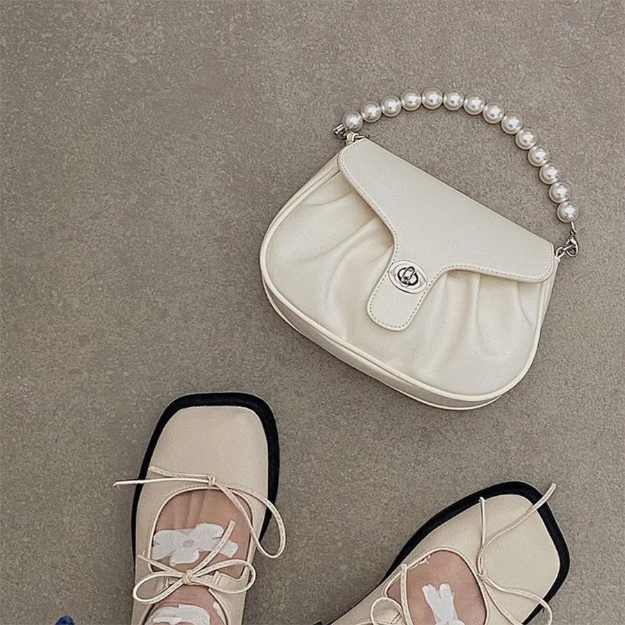 Mini Pearl Shirring Hobo Bag — миниатюрная сумка-хобо с жемчужной цепочкой