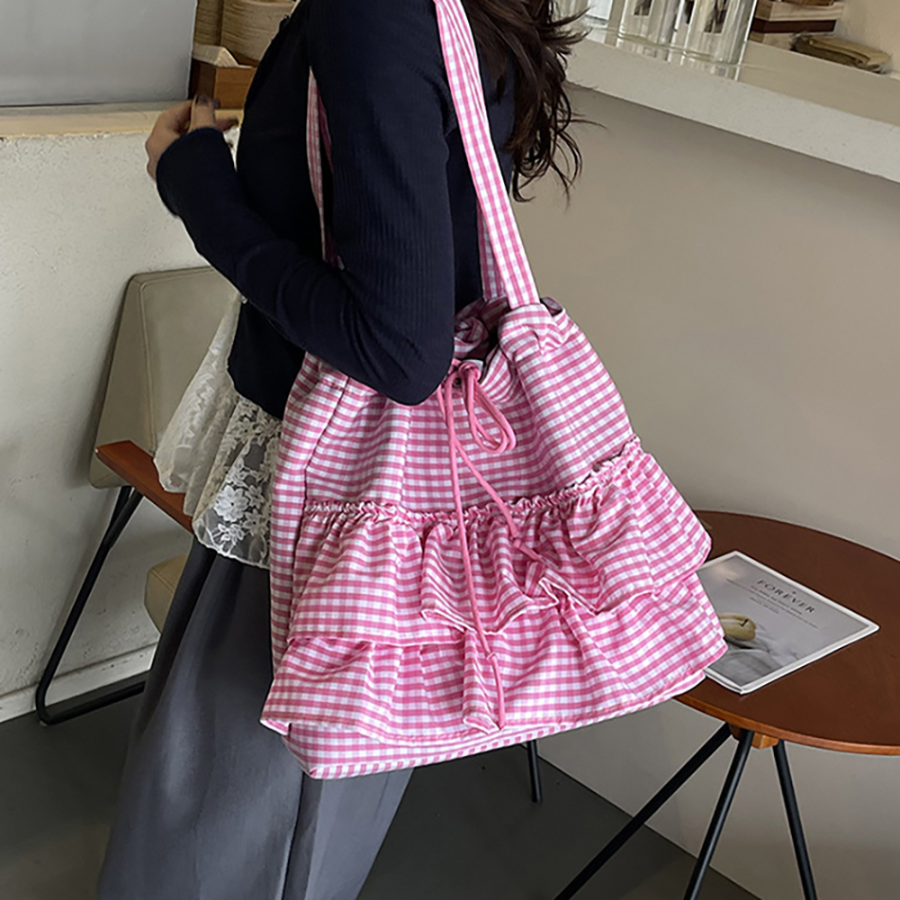 Фриловая клетчатая экосумка с застёжкой на шнурок — нежный акцент в повседневном стиле