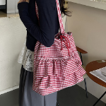 Фриловая клетчатая экосумка с застёжкой на шнурок — нежный акцент в повседневном стиле