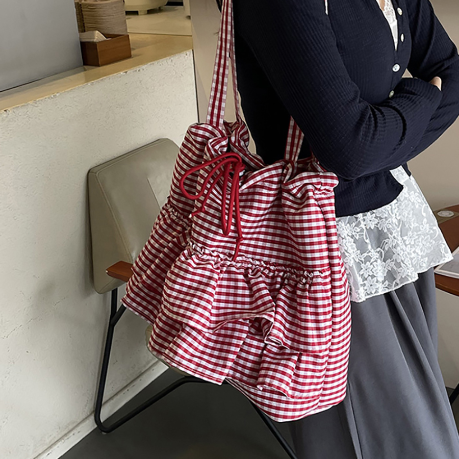 Фриловая клетчатая экосумка с застёжкой на шнурок — нежный акцент в повседневном стиле