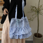 Фриловая клетчатая экосумка с застёжкой на шнурок — нежный акцент в повседневном стиле