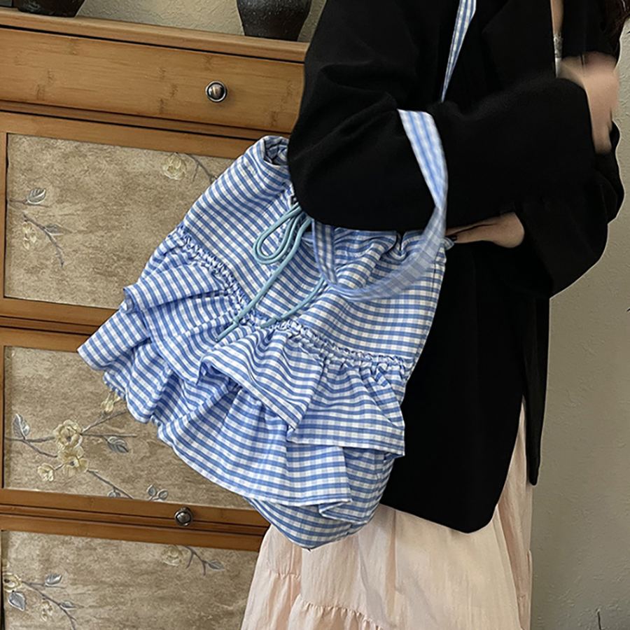 Фриловая клетчатая экосумка с застёжкой на шнурок — нежный акцент в повседневном стиле