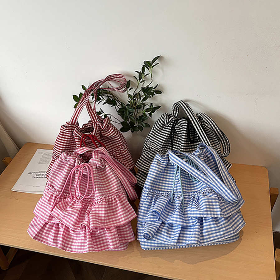 Фриловая клетчатая экосумка с застёжкой на шнурок — нежный акцент в повседневном стиле