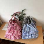 Фриловая клетчатая экосумка с застёжкой на шнурок — нежный акцент в повседневном стиле