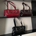 Etté Belt Buckle Leather Shoulder Bag — выразительная сумка с акцентом на детали