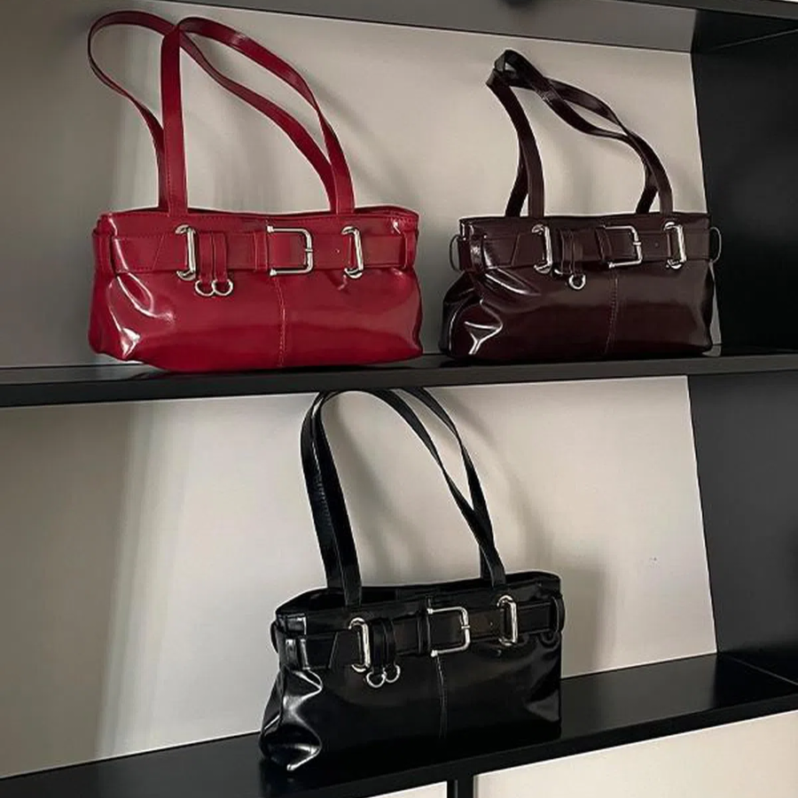 Etté Belt Buckle Leather Shoulder Bag — выразительная сумка с акцентом на детали