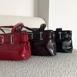 Etté Belt Buckle Leather Shoulder Bag — выразительная сумка с акцентом на детали