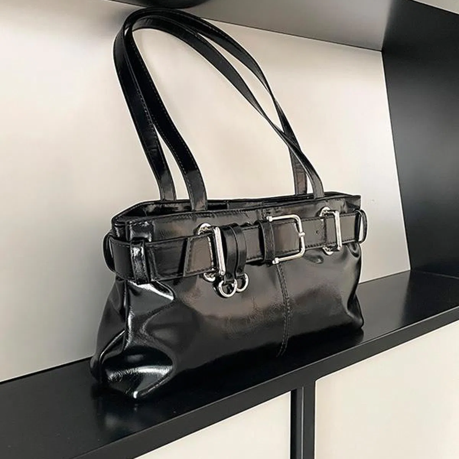Etté Belt Buckle Leather Shoulder Bag — выразительная сумка с акцентом на детали