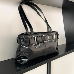 Etté Belt Buckle Leather Shoulder Bag — выразительная сумка с акцентом на детали