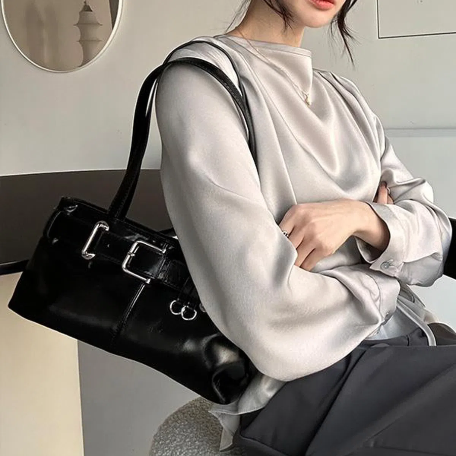 Etté Belt Buckle Leather Shoulder Bag — выразительная сумка с акцентом на детали